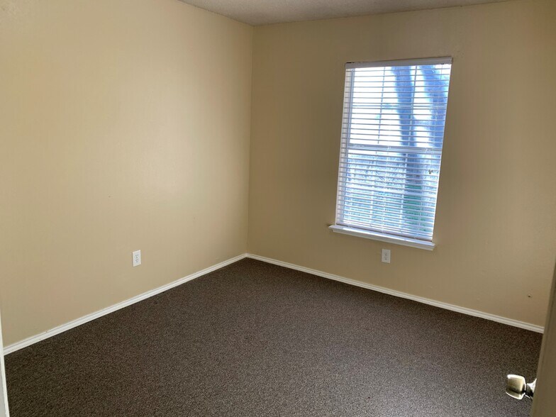 Bedroom 2 - has large walk-in closet - 431 N Wilhite St