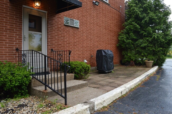 Building Photo - 2025 Maple Rd