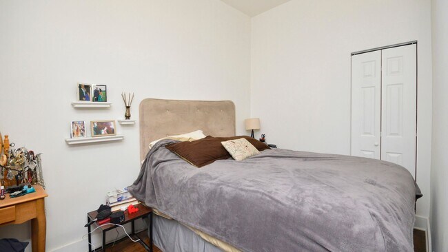 Building Photo - Large 2bd/ + Den/1bth Updated, in West Town, Avail 8/1!