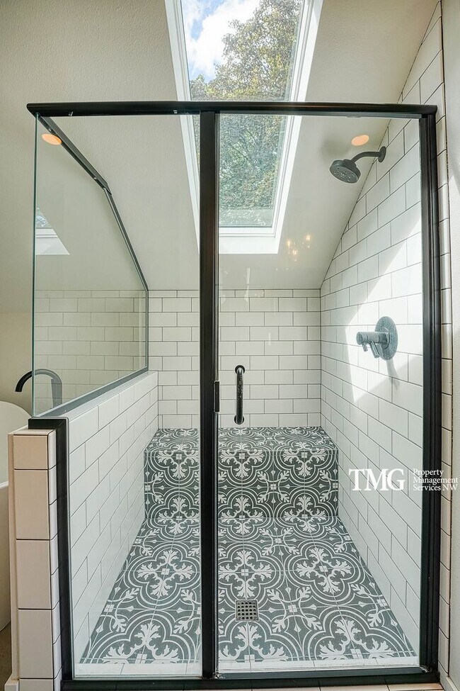 Building Photo - 3 BD SW Portland Home Near Multnomah Village