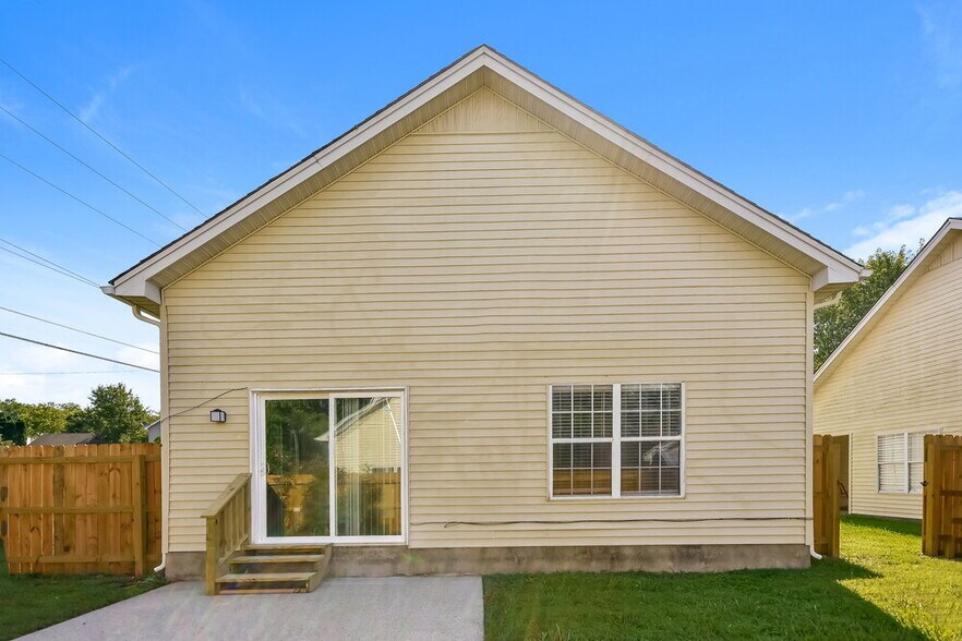Building Photo - 2000 Mansker Dr