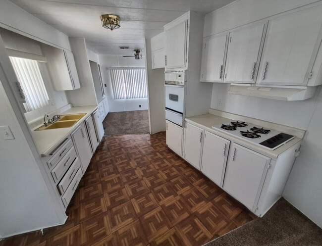 Building Photo - 3601 E Wyoming Ave