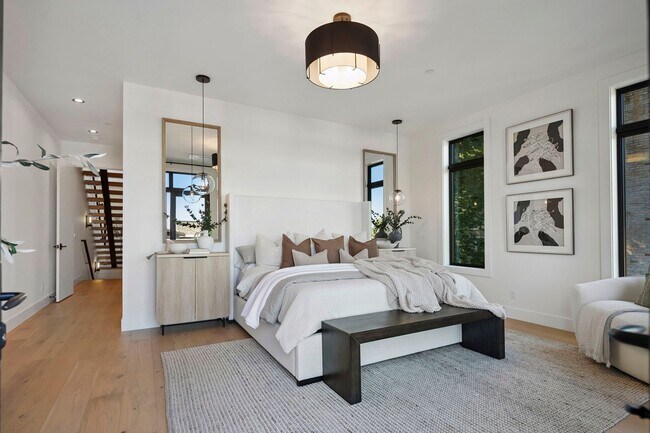 Building Photo - Skyview Townhome: Luxury Living in Lake Oswego's Premier First Addition Neighborhood