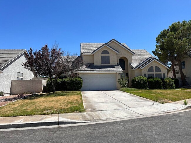 Building Photo - Custom 3 bedroom home with master bedroom ...