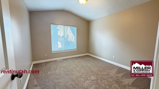Building Photo - Beautiful townhouse in The Cottages at 9th!
