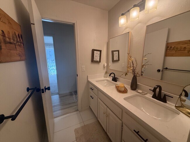 Building Photo - 1925 Bunting Ct