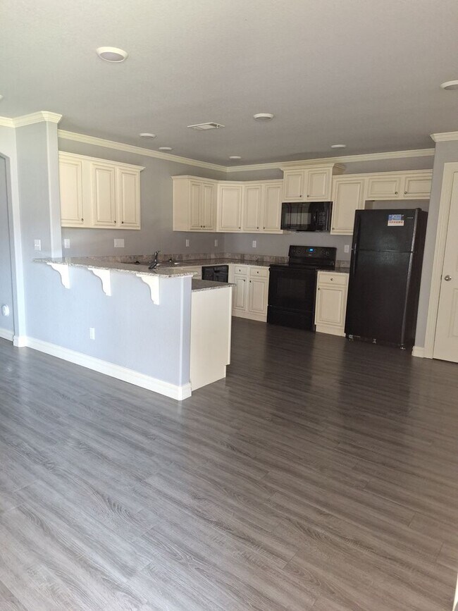 Building Photo - 3 bedroom Duplex