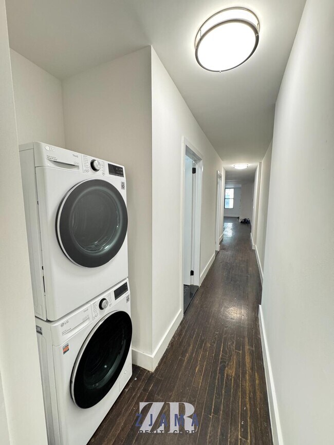 Building Photo - 2112 Regent Pl