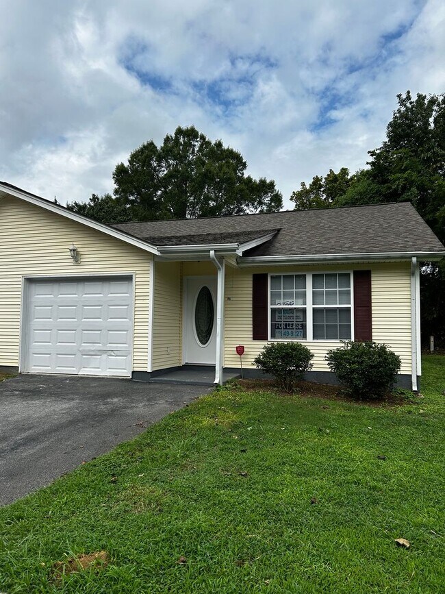 Building Photo - Charming 2 Bed, 1 Bath, 1 Car Garage, Cove...