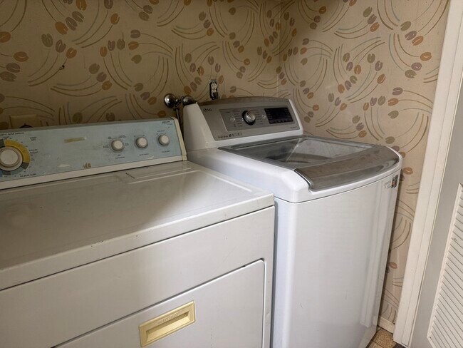 Building Photo - 8016 Sawgrass Cir