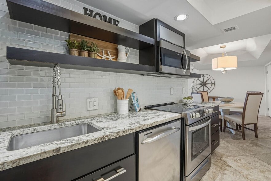 Building Photo - 1601 Ocean Dr S