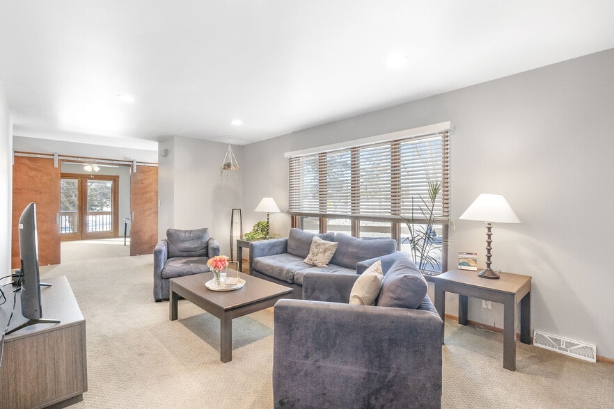 Living Room - 318 Highland Dr