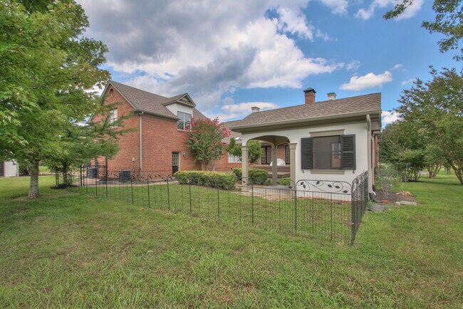 Building Photo - 4335 N Chapel Rd