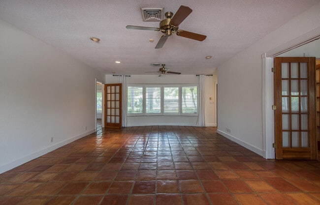 Building Photo - 1300 Walnut Terrace