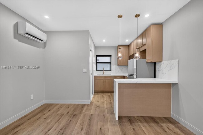Building Photo - 1011 NW 30th Ct