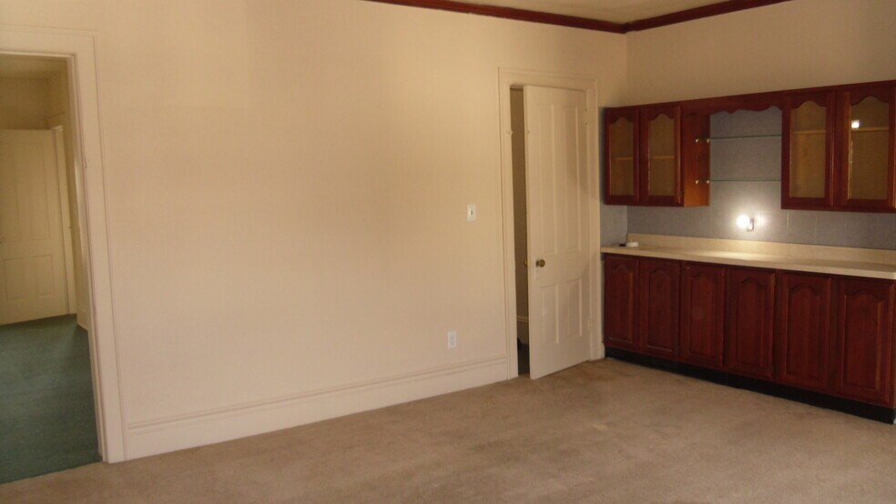 Building Photo - 715 Elm St