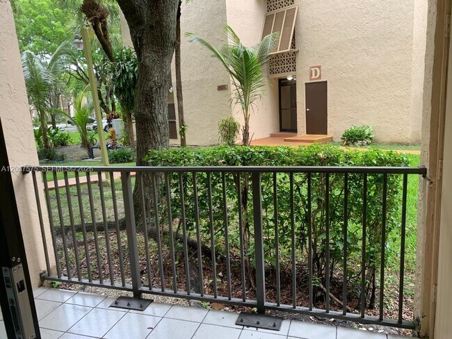 Building Photo - 14221 N Kendall Dr