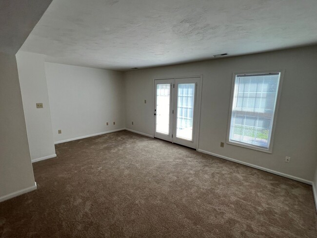 Building Photo - Large spacious Townhouse just blocks from ...