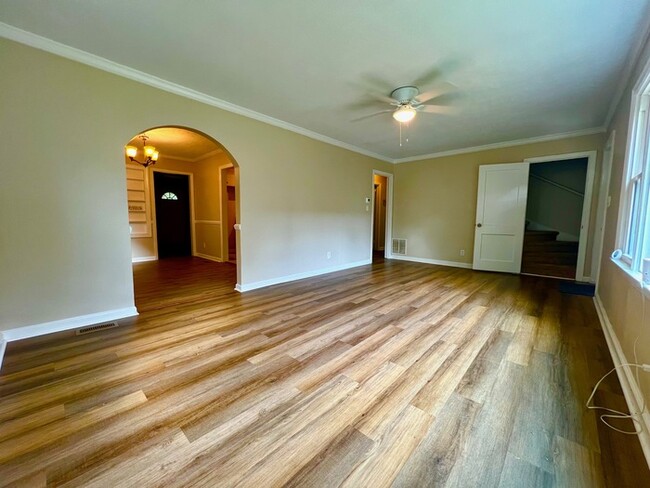 Building Photo - Beautiful Craftsman home in Smyrna