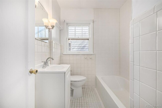 Building Photo - 1409 S Clermont St