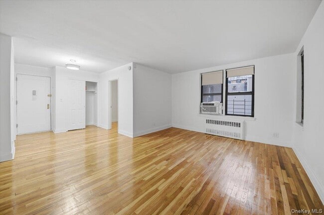 Building Photo - 150 E 210th St