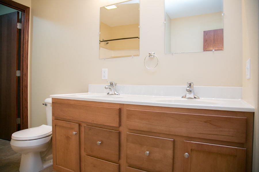 Primary bedroom bathroom - 6302 Pawnee Ln