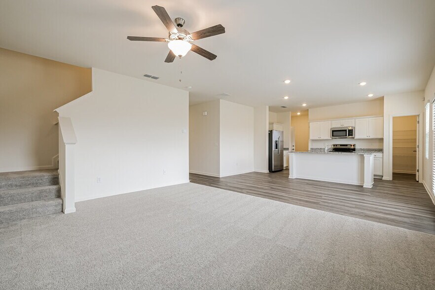 Building Photo - 208 Long Dr