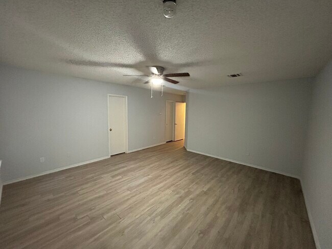 Building Photo - 4404 Courtside Dr