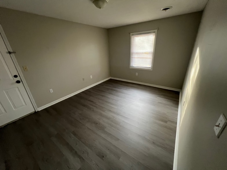 Primary Photo - 107 Molloy Ct