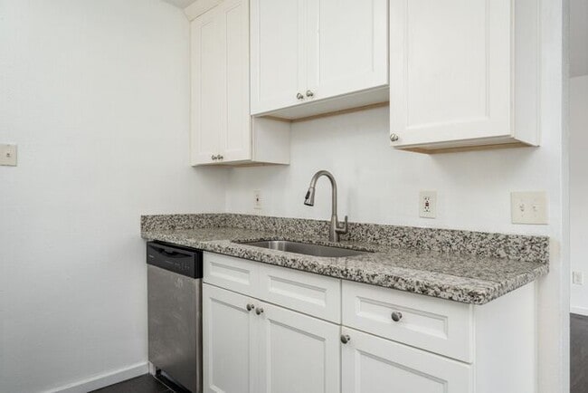 Building Photo - 2 bedroom in Roseway!! Pets OK!