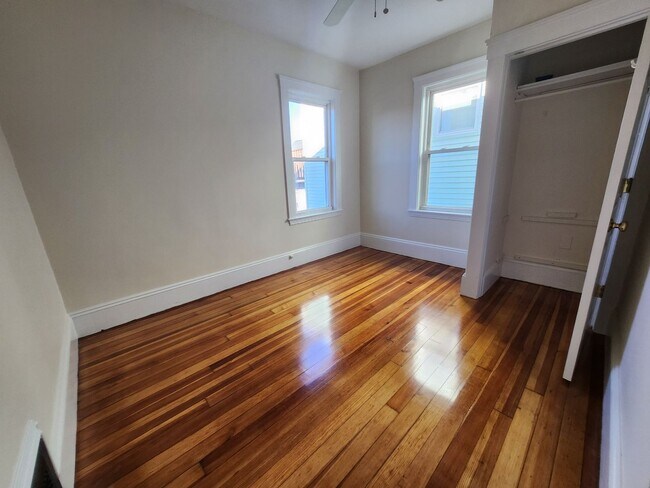 Building Photo - Third Floor 3 Bd 1 Bath Near JFK T Station w/ In Unit Laundry!