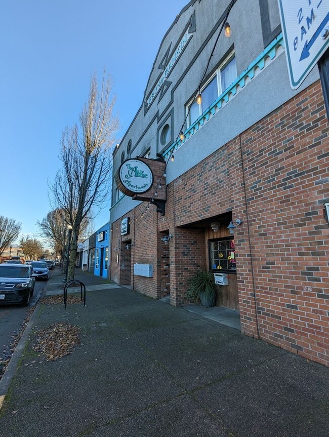 Building Photo - 307 Main St