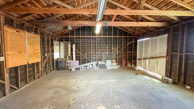 Building Photo - 3-Bed, 2-Bath Single Story Home with Big Y...