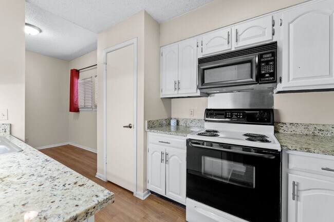 Building Photo - IMMEDIATE MOVE IN: West Campus 2 Bed/2 Bath