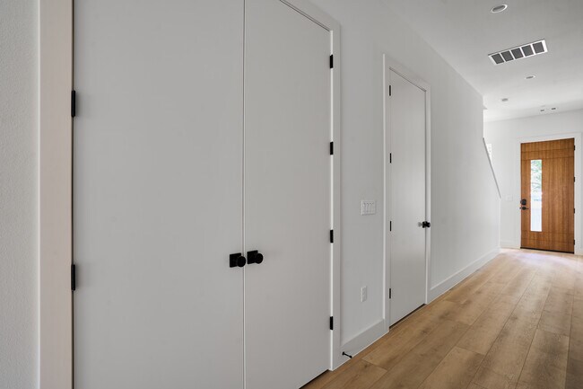 Building Photo - 412 Hackberry Ln