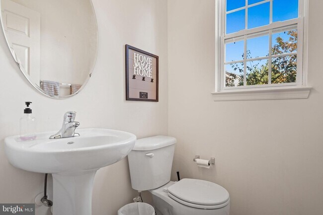 Building Photo - 12 Popes Creek Ln