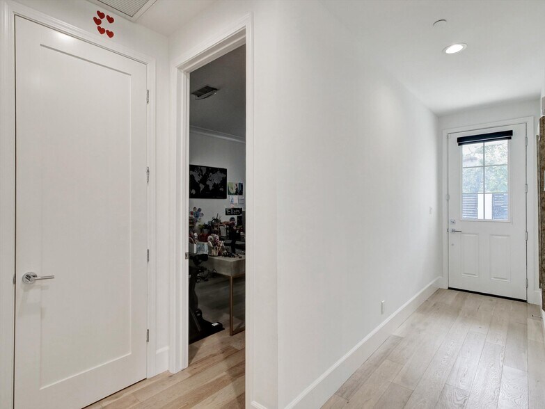 Building Photo - 10593 Kinnard Ave