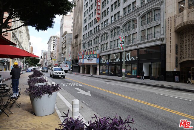 Building Photo - 849 S Broadway