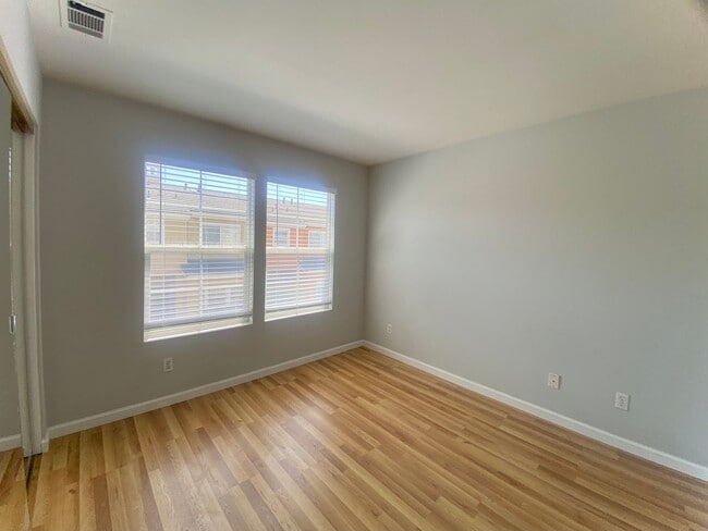 Building Photo - 2-Bedroom + Loft Condo for rent! Downtown ...