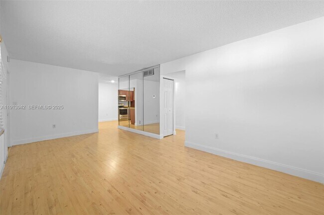 Building Photo - 415 NE 2nd St