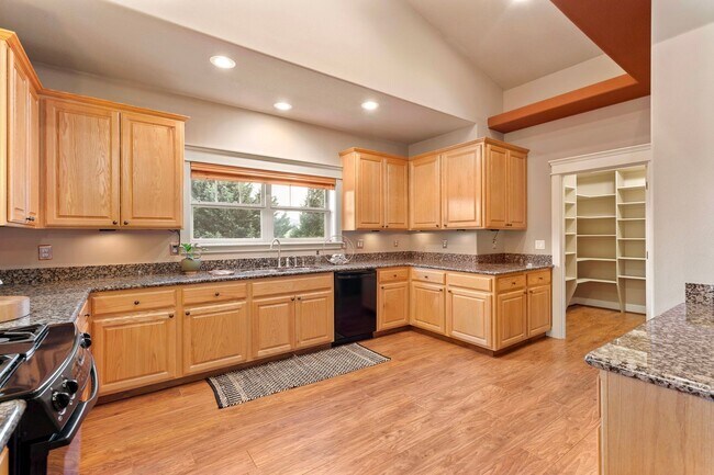 Building Photo - NW Grants Pass, Class, Style and Views!!!