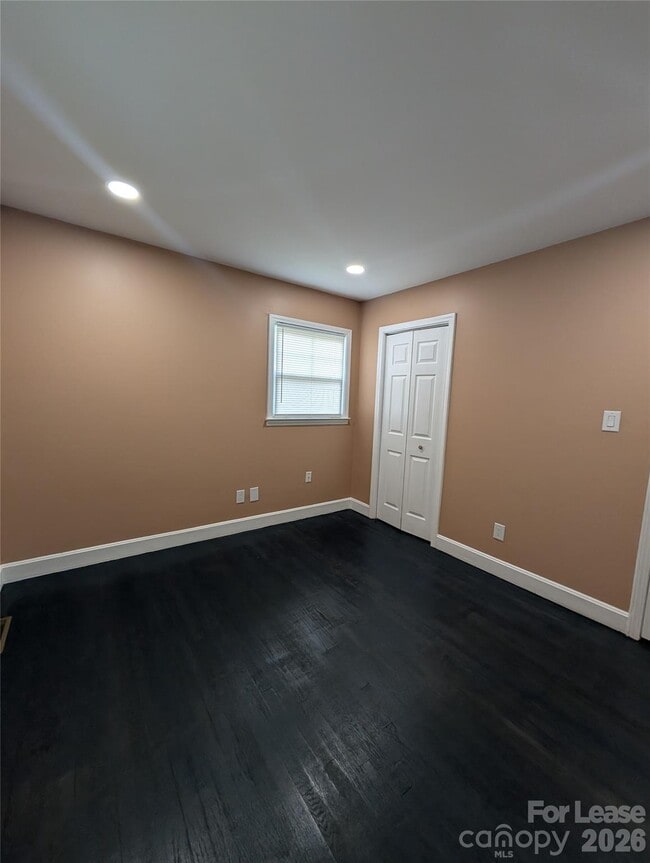 Building Photo - 2800 Dalecrest Dr