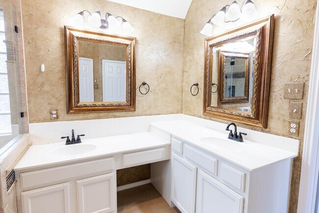 Building Photo - 710 Bel Air Dr