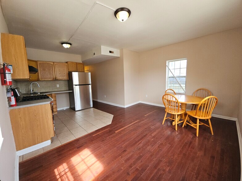 Building Photo - 522 N Indiana Ave