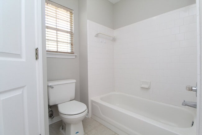 Building Photo - Northeast Pensacola 3/2 with Garage, Sunro...