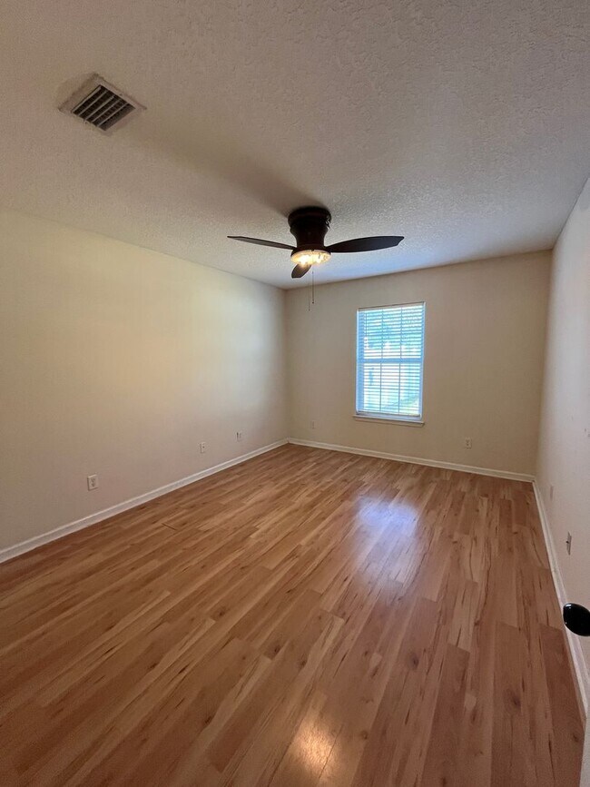 Building Photo - 209 Royal Palms Ave
