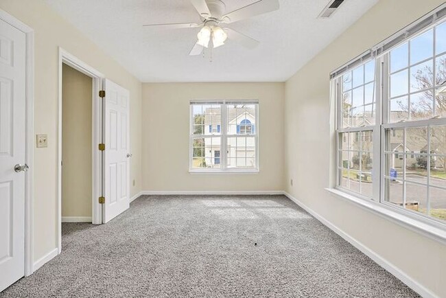Building Photo - 3 BR/ End UNIT/ FIRE PLACE! Cozy townhouse...