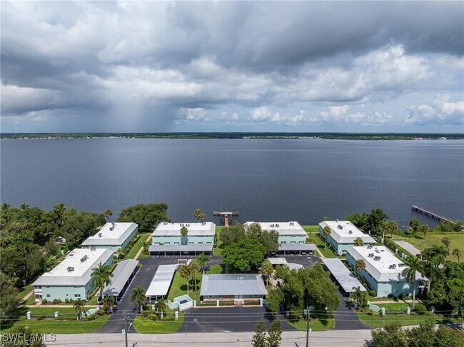 Building Photo - 3225 E Riverside Dr