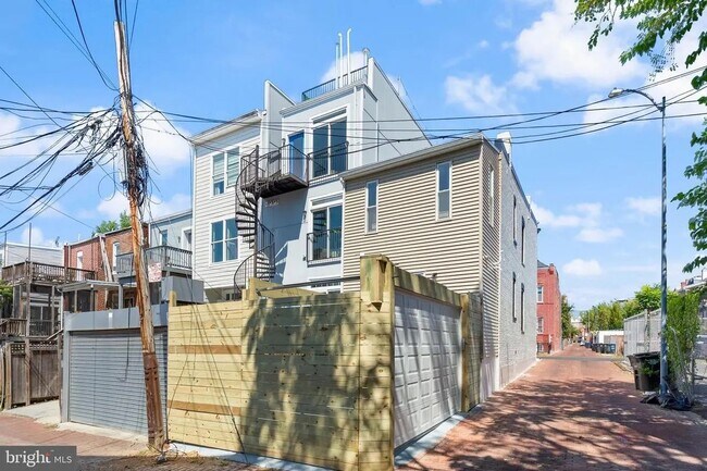 Building Photo - 116 Thomas St NW