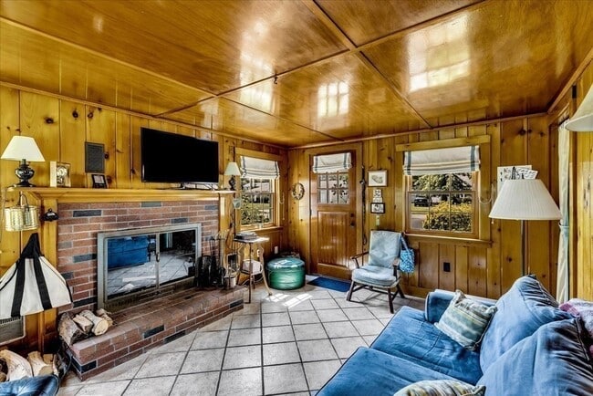 Building Photo - 40 English St